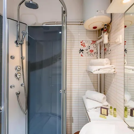 Amazing On The Prestigious Street Parigi